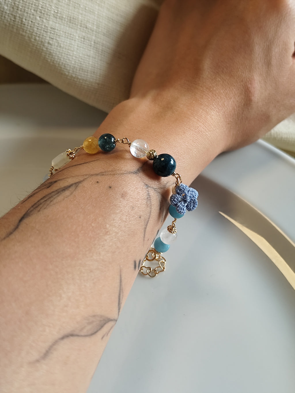 One-of-a-kind edelsteinarmband mit gehäkelte Blume - blau