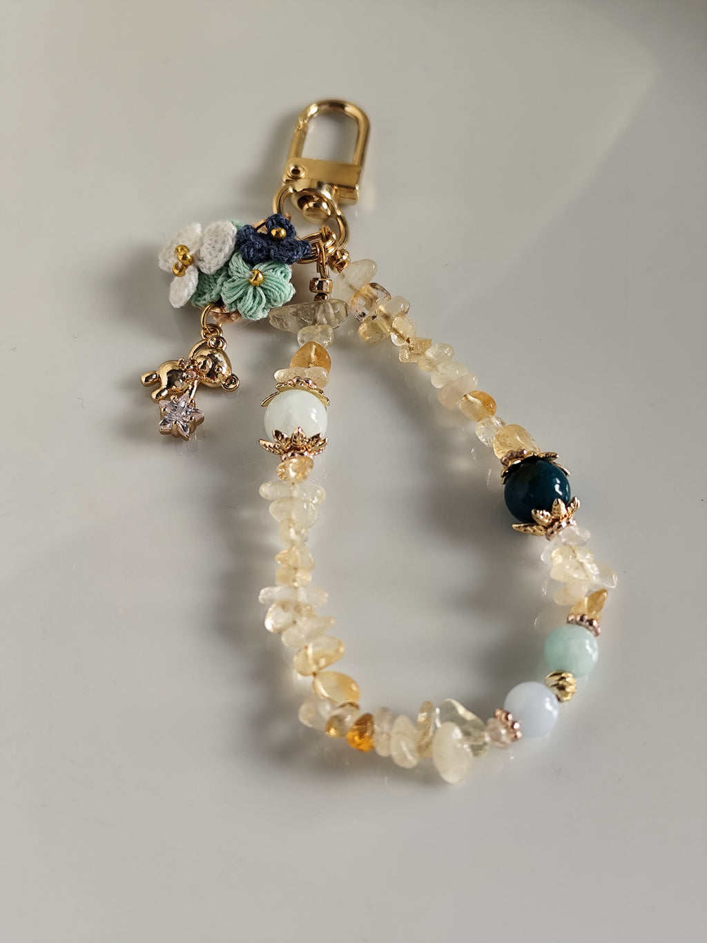 Süße gehäkelt Blume und goldene Bär keychain
