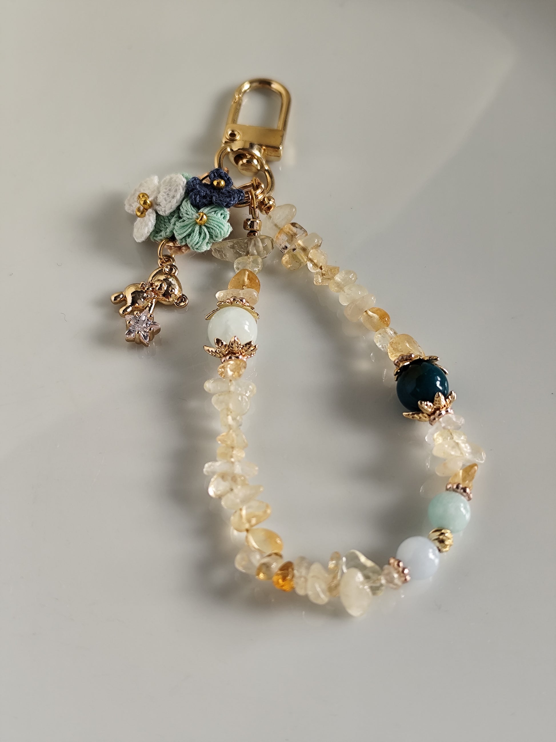 Süße gehäkelt Blume und goldene Bär keychain