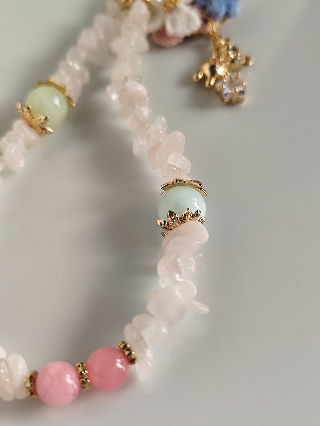 Süße gehäkelt Blumen und vergoldet Bär keychain