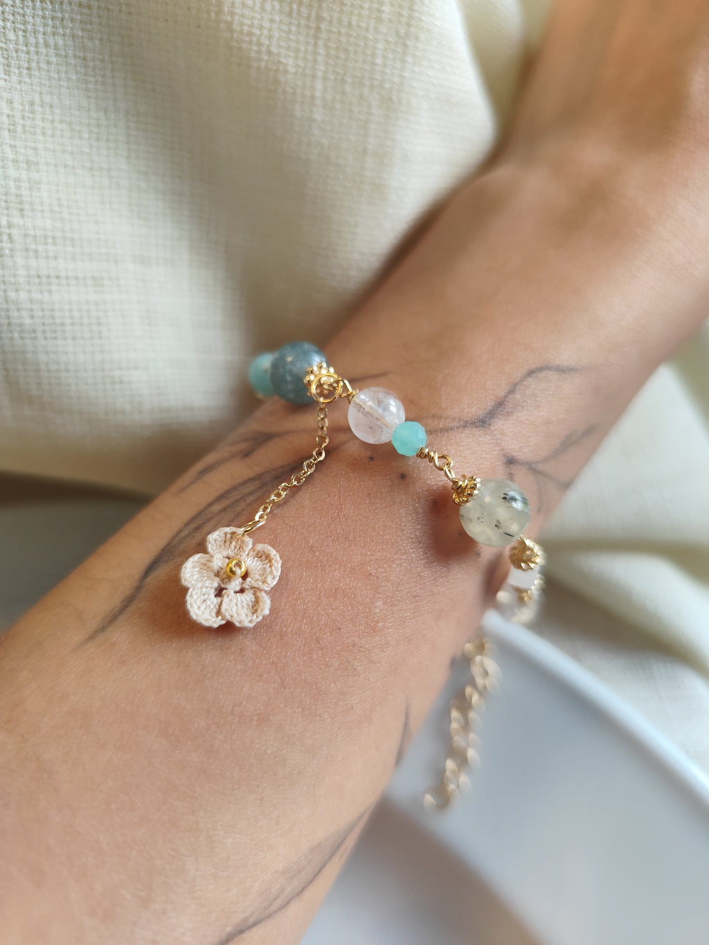 One-of-a-kind edelsteinarmband mit gehäkelte Blume - Champagne blau