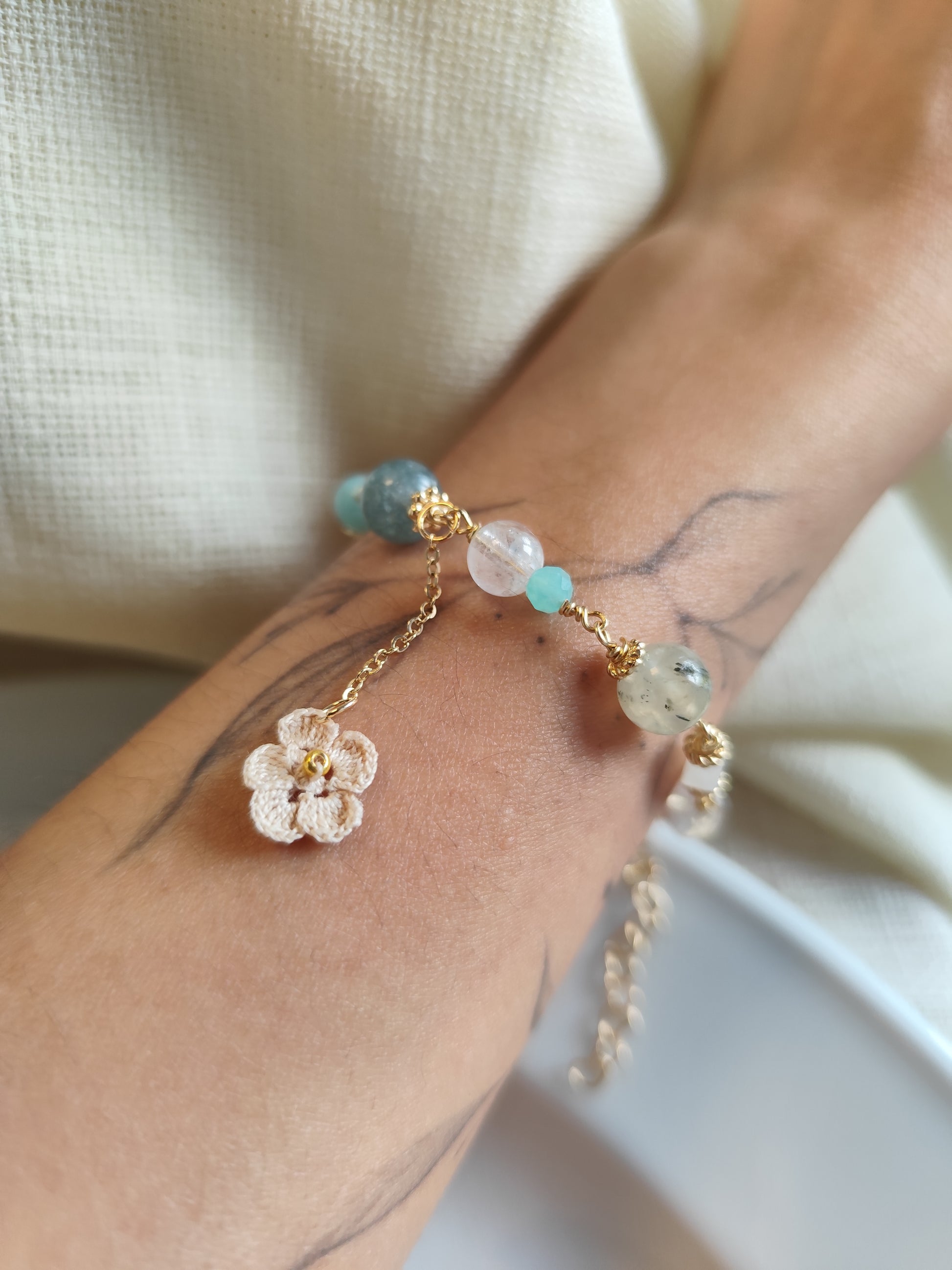 One-of-a-kind edelsteinarmband mit gehäkelte Blume - Champagne blau