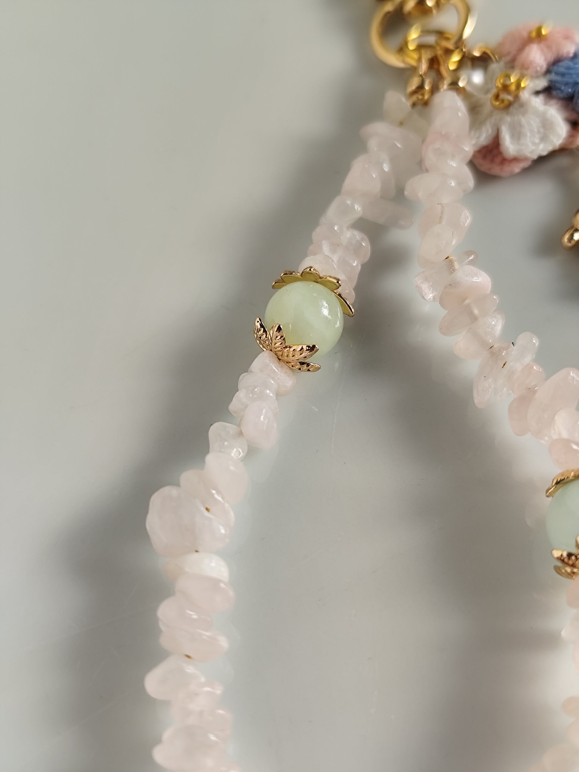 Süße gehäkelt Blumen und vergoldet Bär keychain