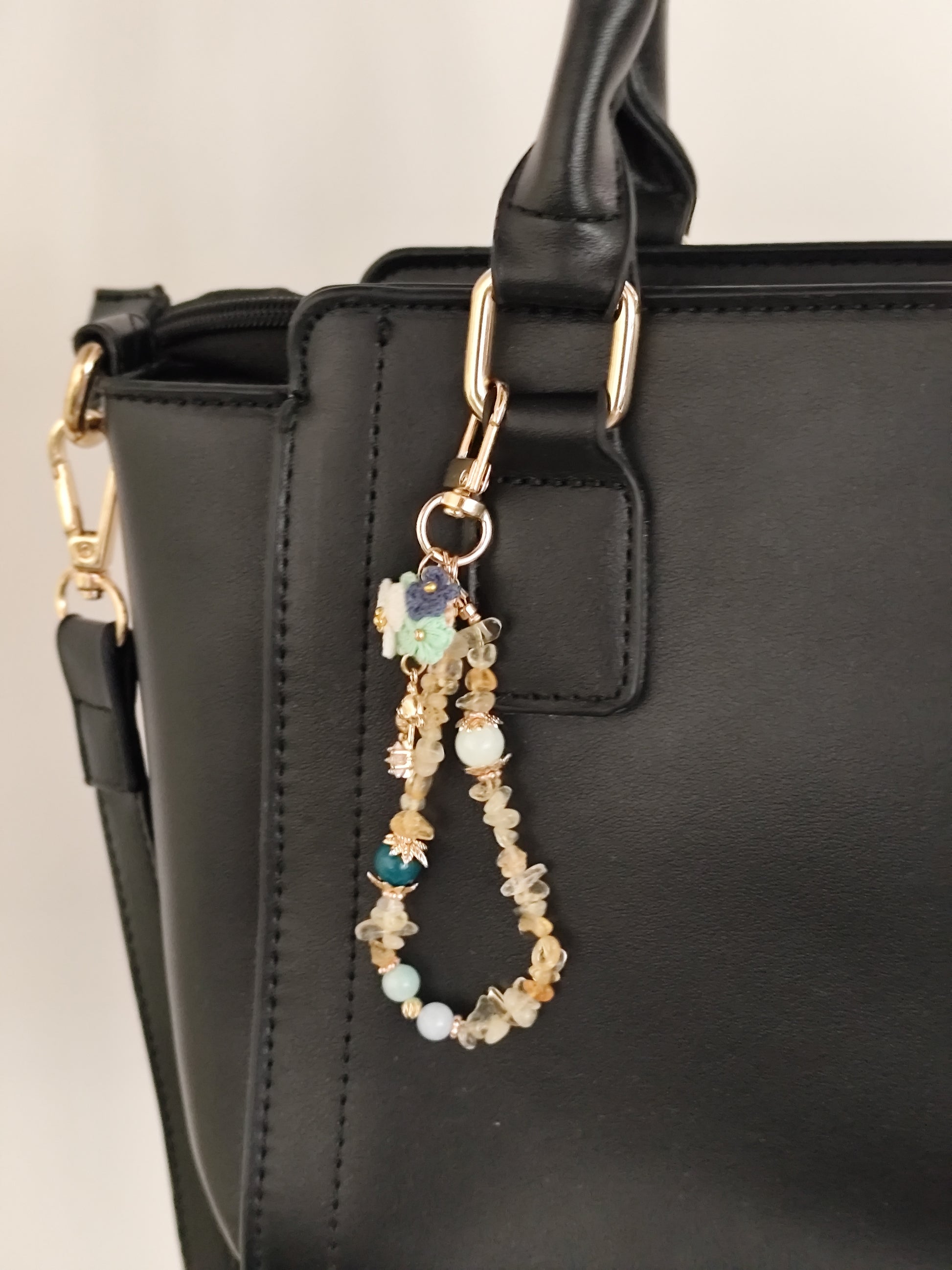 Süße gehäkelt Blume und goldene Bär keychain
