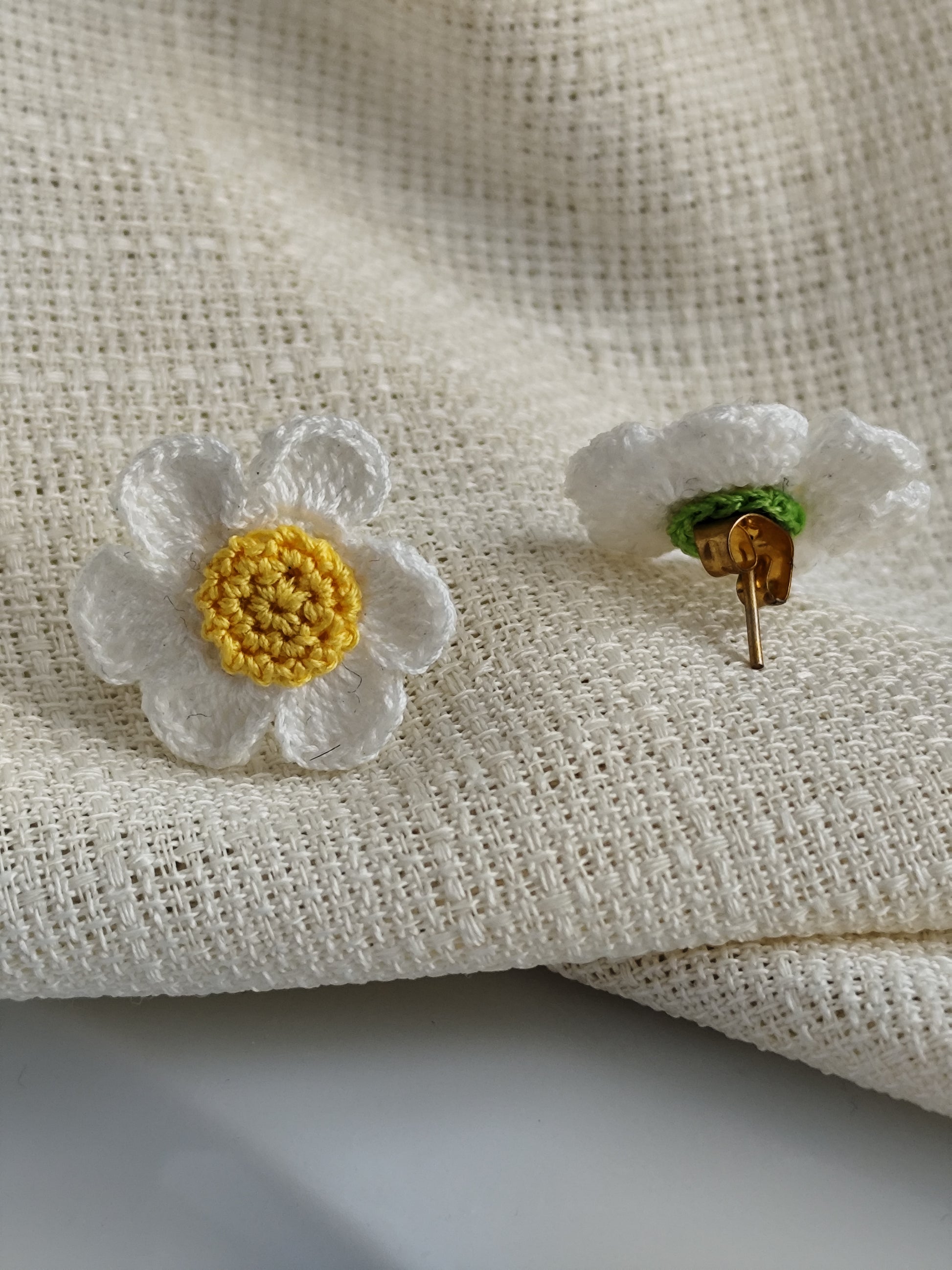 asymmetric daisy flower stud earrings | asymmetric daisy flower stud earrings