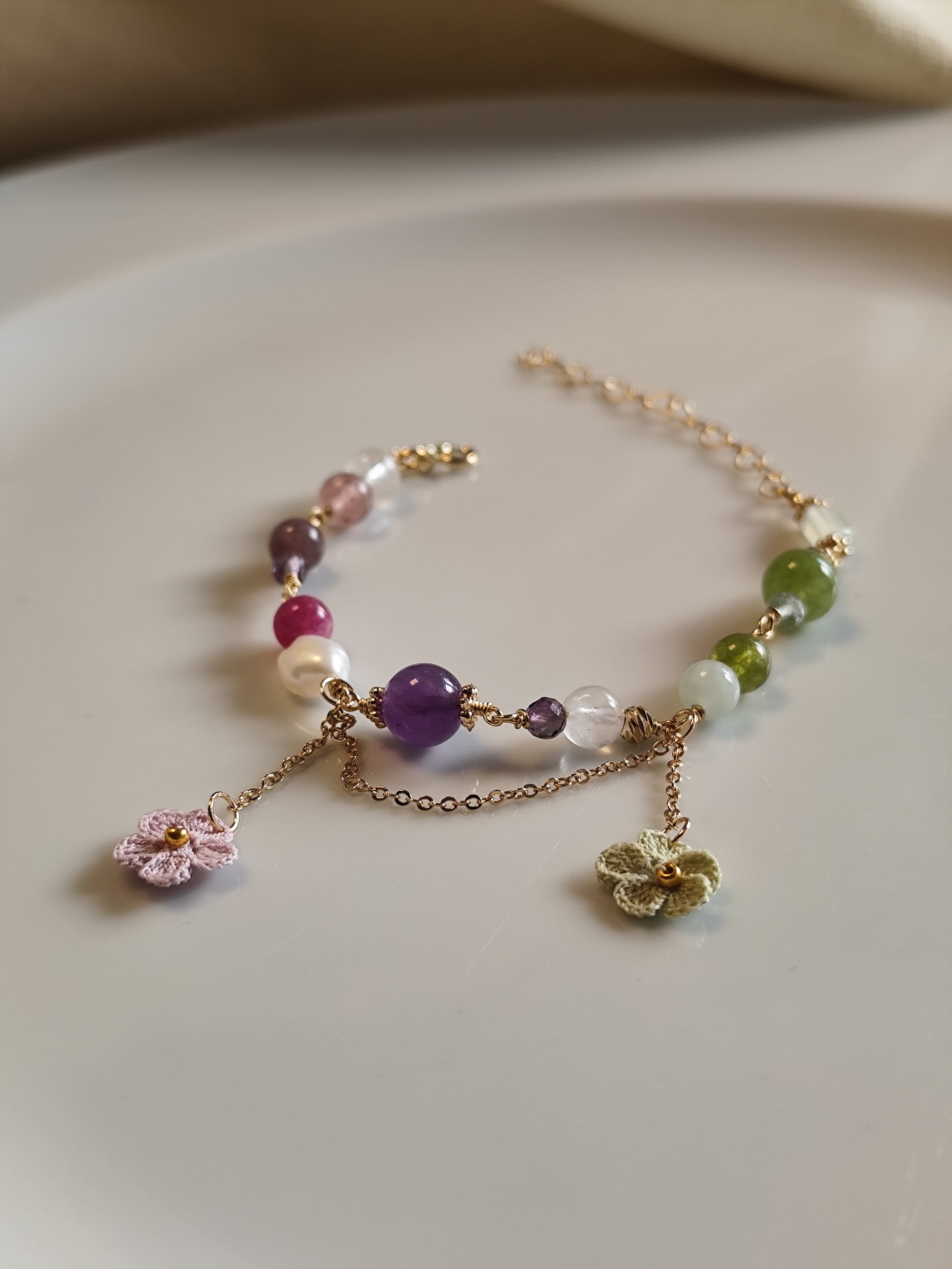 One-of-a-kind edelsteinarmband mit gehäkelte Blume - lila grün