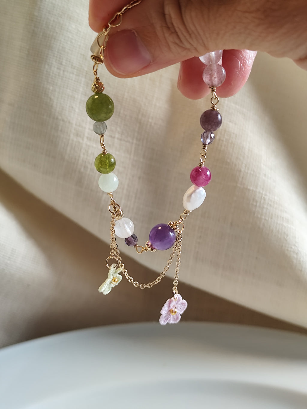 One-of-a-kind edelsteinarmband mit gehäkelte Blume - lila grün