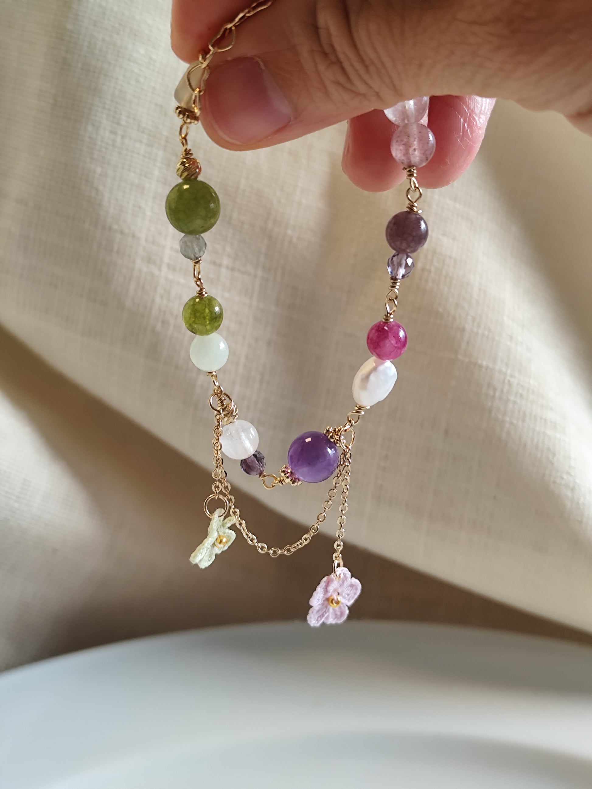 One-of-a-kind edelsteinarmband mit gehäkelte Blume - lila grün