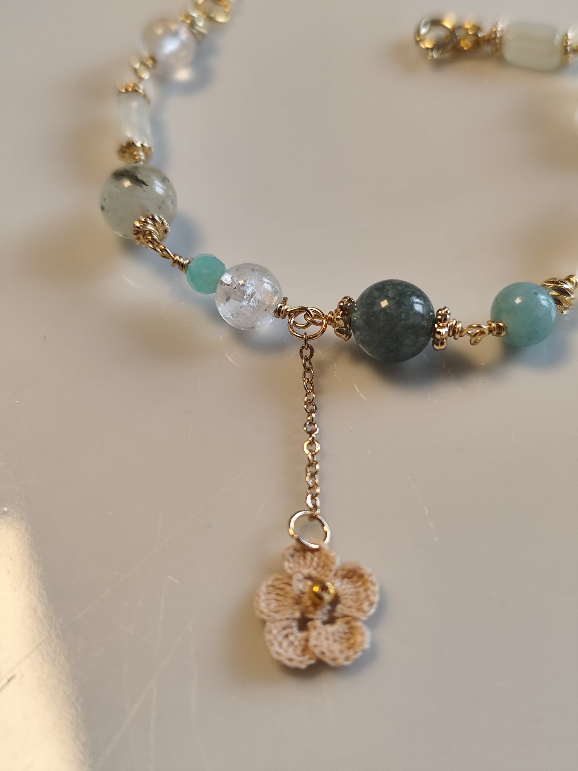One-of-a-kind edelsteinarmband mit gehäkelte Blume - Champagne blau