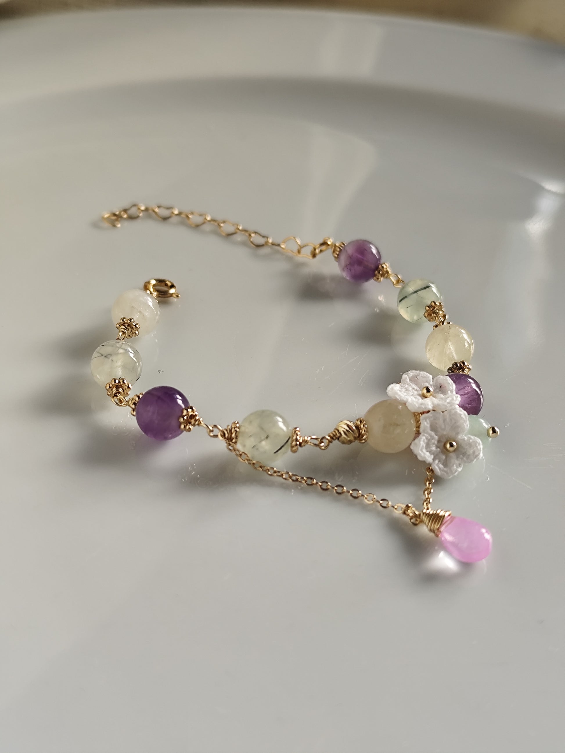 Lila edelsteinarmband mit gehäkelt Blumen