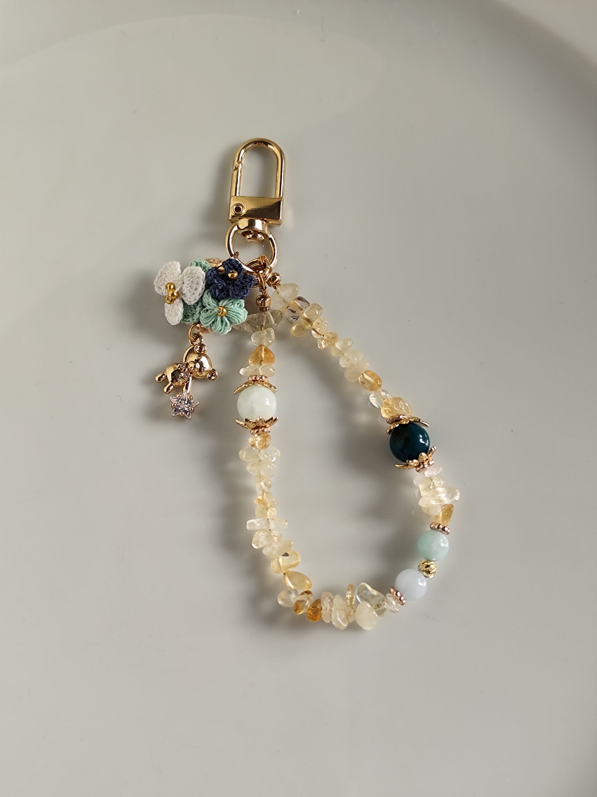 Süße gehäkelt Blume und goldene Bär keychain
