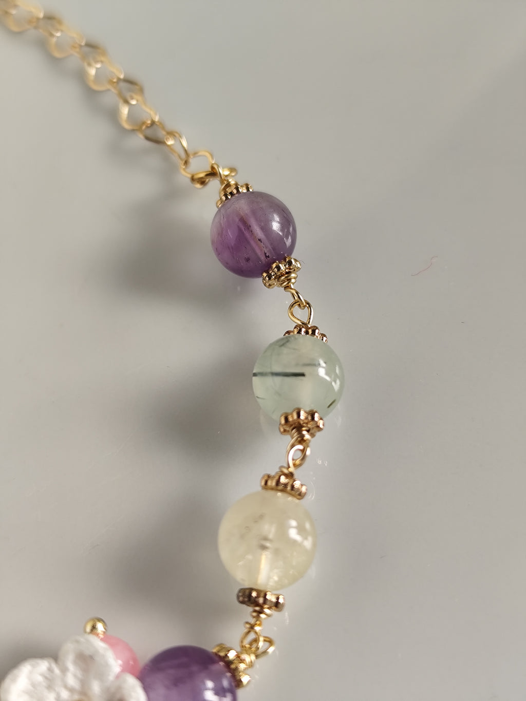 Lila edelsteinarmband mit gehäkelt Blumen