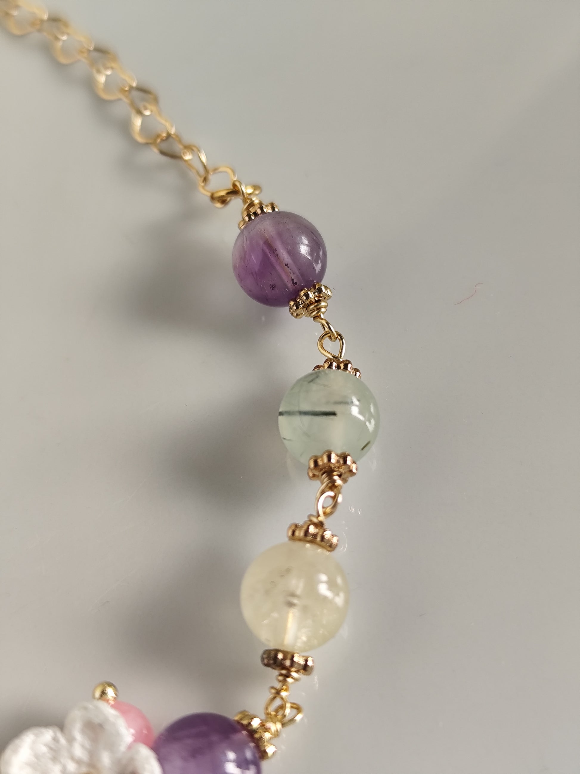 Lila edelsteinarmband mit gehäkelt Blumen