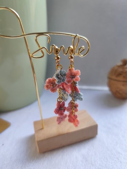 Small Flowers Earrings | Handmade Crochet Mini Flower Earrings with Glass Beads | Dainty Floral Jewelry for Everyday Charm – Bild 4