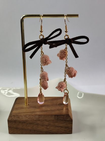 Lily of the Valley Earrings | Handmade Crochet Dangle Earrings with Leather Bow | Elegant Spring-Inspired Jewelry – Bild 4