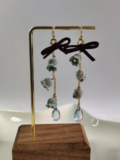 Lily of the Valley Earrings | Handmade Crochet Dangle Earrings with Leather Bow | Elegant Spring-Inspired Jewelry – Bild 5