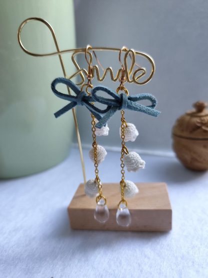 Lily of the Valley Earrings | Handmade Crochet Dangle Earrings with Leather Bow | Elegant Spring-Inspired Jewelry – Bild 2
