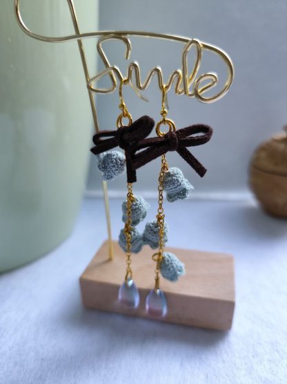 Lily of the Valley Earrings | Handmade Crochet Dangle Earrings with Leather Bow | Elegant Spring-Inspired Jewelry – Bild 3