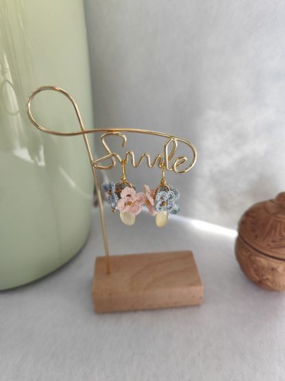 Pastel Drops Earrings | Handmade Small Crochet Flowers with Glass Beads | Soft Floral Statement Jewelry – Bild 7