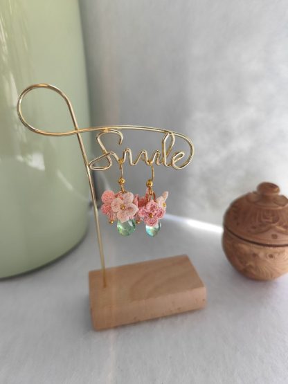 Pastel Drops Earrings | Handmade Small Crochet Flowers with Glass Beads | Soft Floral Statement Jewelry – Bild 8