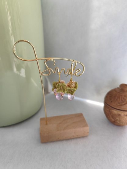Pastel Drops Earrings | Handmade Small Crochet Flowers with Glass Beads | Soft Floral Statement Jewelry – Bild 4
