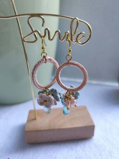 Pastel hoops | Small flowers with hoops and glass beads – Bild 2