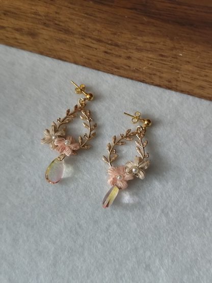 Golden Pelican | Small puff flowers with golden stem and glass beads