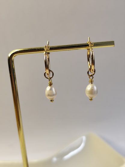 Dainty Gold Hoop Pearl Earrings | Minimalist Freshwater Pearl Jewelry | Handmade Elegant Gift – Bild 4