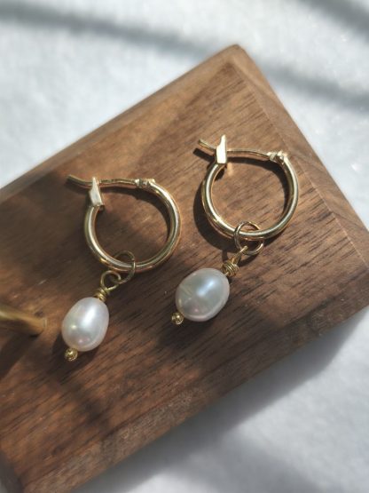 Dainty Gold Hoop Pearl Earrings | Minimalist Freshwater Pearl Jewelry | Handmade Elegant Gift – Bild 2