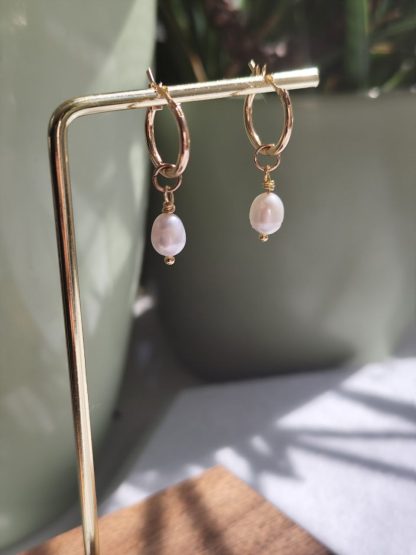 Dainty Gold Hoop Pearl Earrings | Minimalist Freshwater Pearl Jewelry | Handmade Elegant Gift – Bild 3